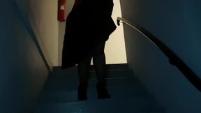 strip-tease n°4exib dans une cage d escalier