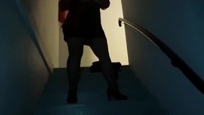 strip-tease n°4exib dans une cage d escalier