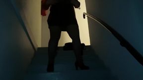 strip-tease n°4exib dans une cage d escalier