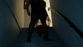 strip-tease n°4exib dans une cage d escalier