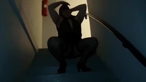strip-tease n°4exib dans une cage d escalier