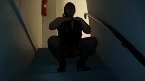 strip-tease n°4exib dans une cage d escalier