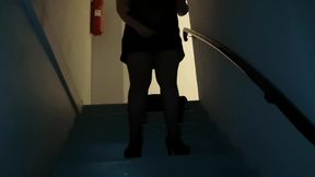 strip-tease n°4exib dans une cage d escalier