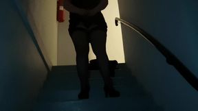 strip-tease n°4exib dans une cage d escalier