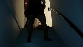 strip-tease n°4exib dans une cage d escalier