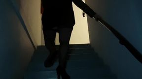 strip-tease n°4exib dans une cage d escalier