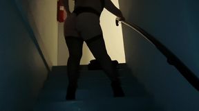 strip-tease n°4exib dans une cage d escalier