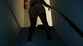 strip-tease n°4exib dans une cage d escalier