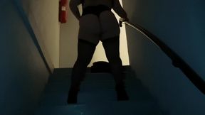 strip-tease n°4exib dans une cage d escalier