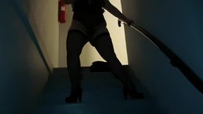 strip-tease n°4exib dans une cage d escalier