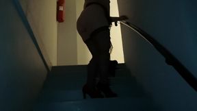 strip-tease n°4exib dans une cage d escalier