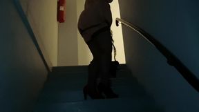 strip-tease n°4exib dans une cage d escalier