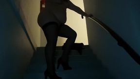 strip-tease n°4exib dans une cage d escalier