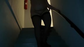 strip-tease n°4exib dans une cage d escalier