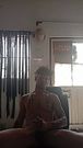 Masturbándome en la sala de mi vecina mientras ella ve televisión con el esposo