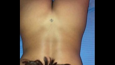 Vai seu corno, fode essa buceta arrega&ccedil_ada. Novinha casada safada, fode com o amante e depois da a buceta toda arrega&ccedil_ada para o corno.