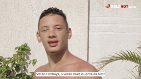 novinho batendo punheta na piscina de casa