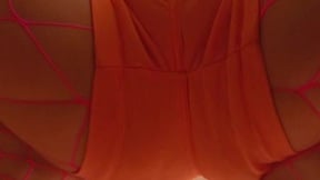 Anita sticks buttplug in her ass and takes a piss