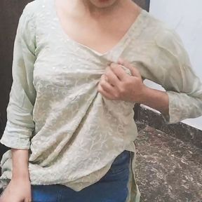 Village ki chachi ne apni boobs jor jor se dba rhi thi