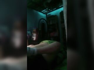 Pareja amateur disfrutando en la oscuridad