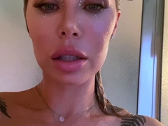 Amateur babes are good at masturbating as well