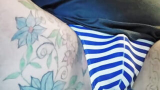 Masturbazione, butt plug, gaping, vestito &#8211; primo piano di un filmato fatto in casa di troie gay mature travestite amatoriali che vengono scopate nel culo