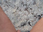 Pisciata in pubblico sulla spiaggia