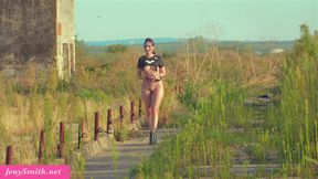 Jeny Smith decided to play around with her body a little at an abandoned construction site 😳
