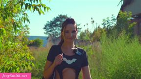 Jeny Smith decided to play around with her body a little at an abandoned construction site 😳