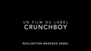 Troie gay con la faccia d'angelo si fanno inculare hardcore senza preservativo mentre leccano e succhiano grossi cazzi