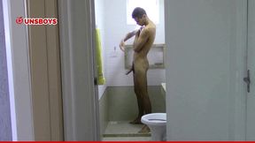 estudante dotado tomando banho com a pica de 21 cm durona