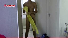 estudante magrinho tomando banho e a pica de 21 cm durona