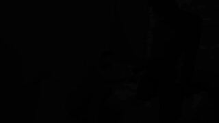 Velký penis bez sedla ošuká amatérskou indickou crossdresserku v šatech a kalhotkách po orálním sexu