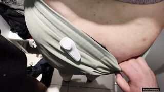 Curva fututa si spermata pe cur inside cabina de proba din mall