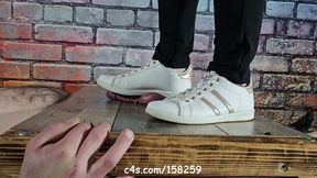 Jeu papier bulles et baskets vue rapprochée