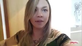 Gostosa folando na saia sem calsinha e sutia