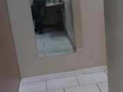 começando a me masturbar no banheiro da academia