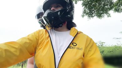 Picking up DIDI Customer Without Bra!