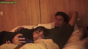 Mirando Netflix con mi hermanastra pero no pude evitar meter mi pene en su boca, casi nos descubren!!