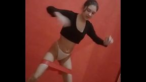Karen  trolita haciendo gym en tanga