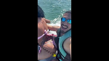 Novinha Brasileira deliciosa da perdido no corno manso e vai fuder com o instrutor de jetski no mar.