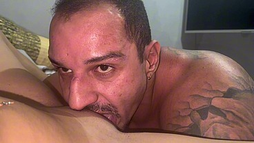 Beijando a grama antes de entrar em campo.