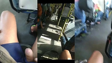 Masturbando com a pica duraça no transporte público ao lado de desconhecidos