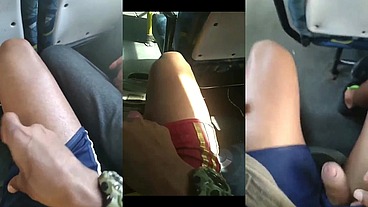 Masturbando com a pica duraça no transporte público ao lado de desconhecidos