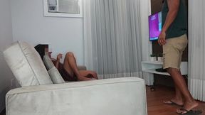 esposa saiu e me deixou sosinho com amiga,e a safada estava sem calcinha e se ensinuando pra mim,fiquei de pau duro e metir na buceta da gostosa