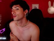 Twink gay colombiano latino juega con su caliente cuerpo en cámara para seducir a un cliente millona