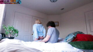 Une grosse bombe aux fesses rebondies se fait baiser le cul à fond et finit par une éjaculation bien salissante.