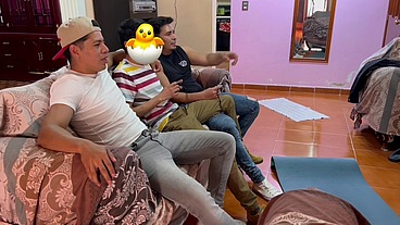 Omar Castell no está interesado en el videojuego, todo lo que quiere es taladrar el culo de su primastro