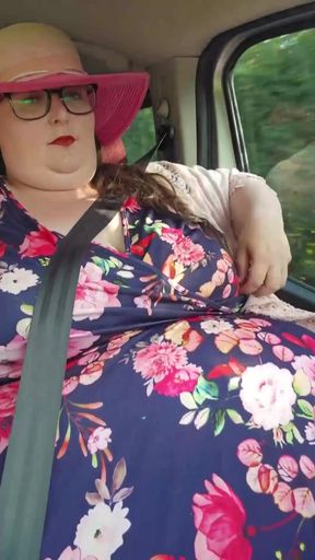 SSBBW in Car Belly Play