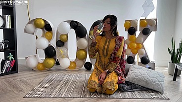 Aaliyah Yasin gets horny whilst waiting for her guests